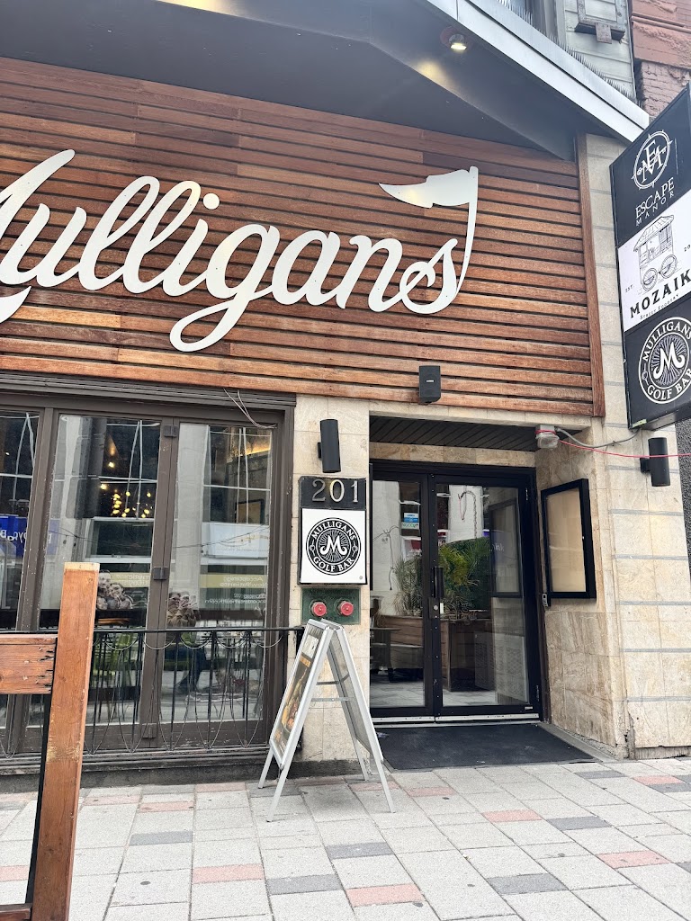 Mulligans Golf Bar - review